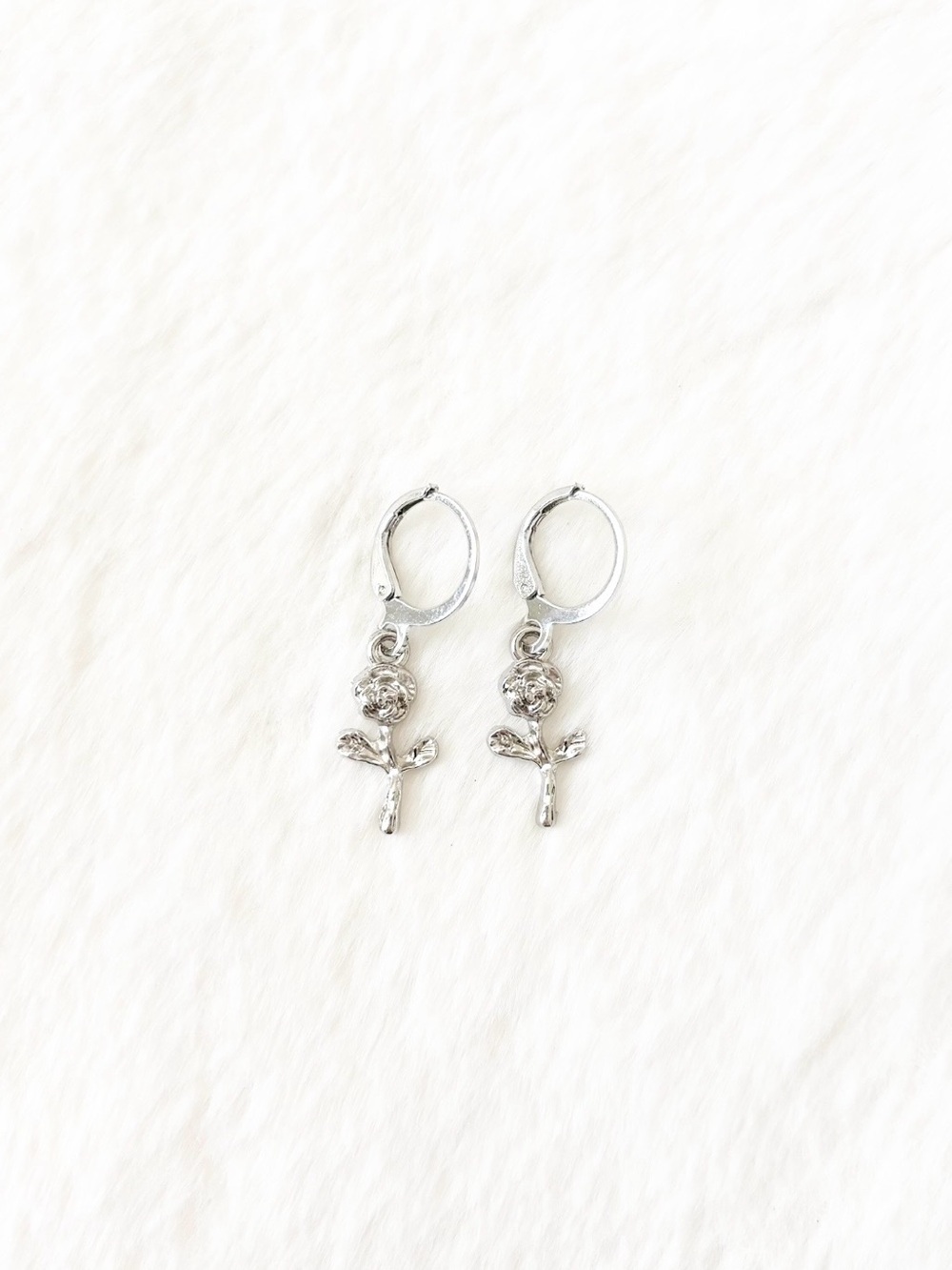 5/$15 🩷 MUST BUNDLE Silver Rose Dangle Hoop Earrings - Women Jewelry